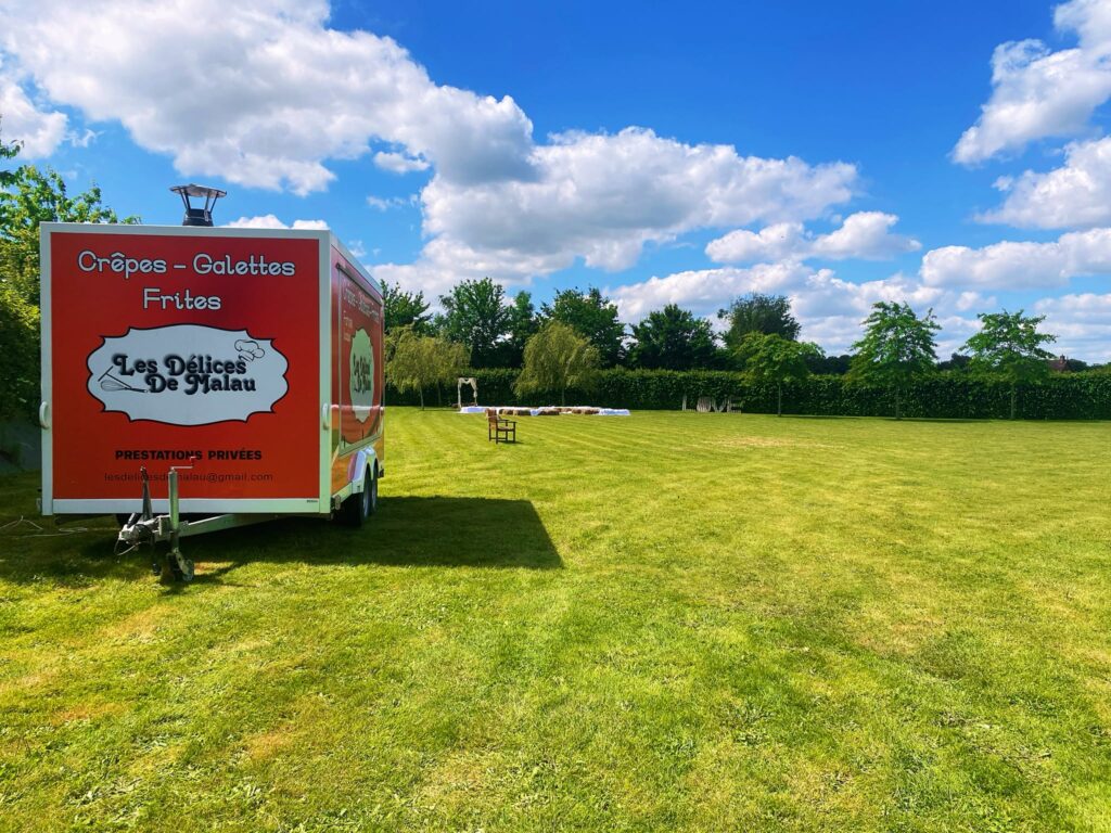 Le food truck Les Délices de Malau installé pour un mariage champêtre