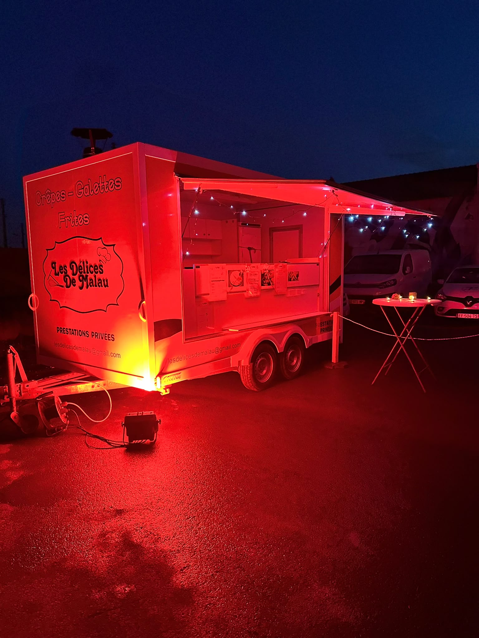 Le food truck Les Délices de Malau éclairé de nuit